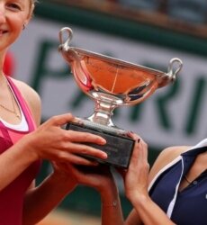 Екатерина Макарова и Елена Веснина выиграли'Ролан Гаррос в парном. 
