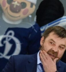 Главный тренер ХК'Динамо Олег Знарок наблюдает за ходом игры в матче. Где будет играть егор титов