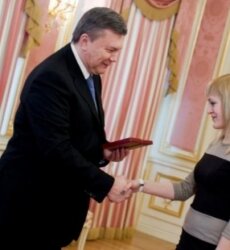 Янукович наградил шахматистку орденом. 